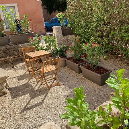 Les Lauriers Daire LʼIsle-sur-la-Sorgue Dış mekan fotoğraf